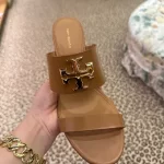 Toryburch dolgu topuk terlik - Görsel 6